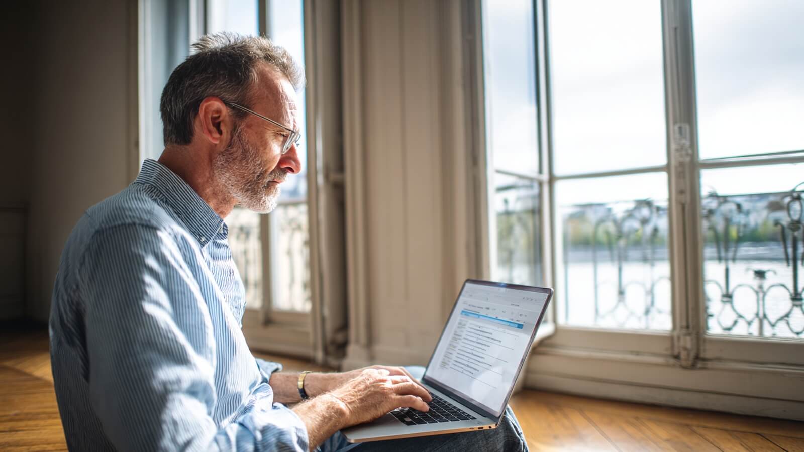 Un senior consulte son relevé Agirc-Arrco sur ordinateur © SeniorActu.com