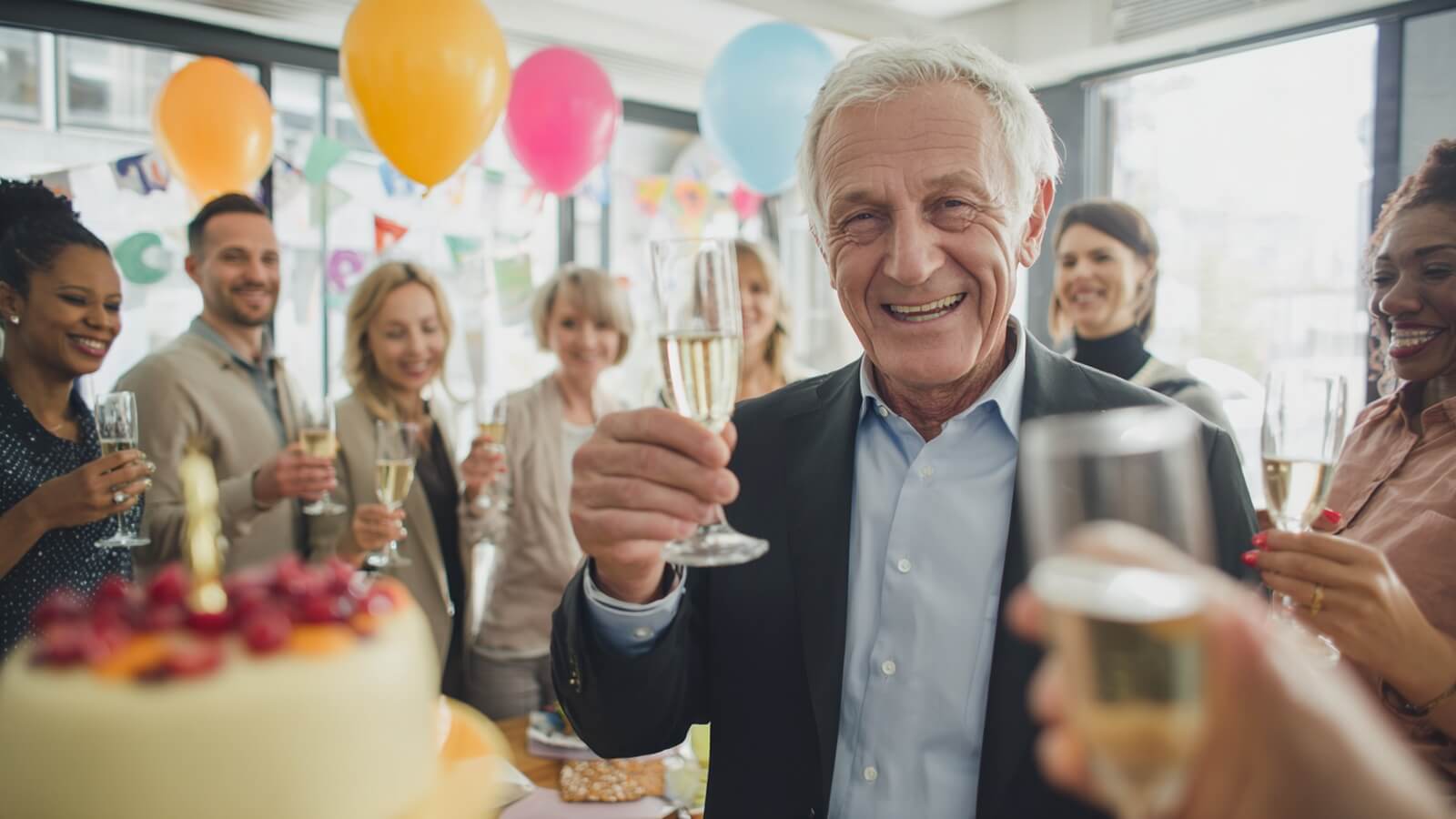Pot de départ à la retraite d'un senior en carrière longue après la publication du décret de suspension de la réforme des retraites © SeniorActu.com