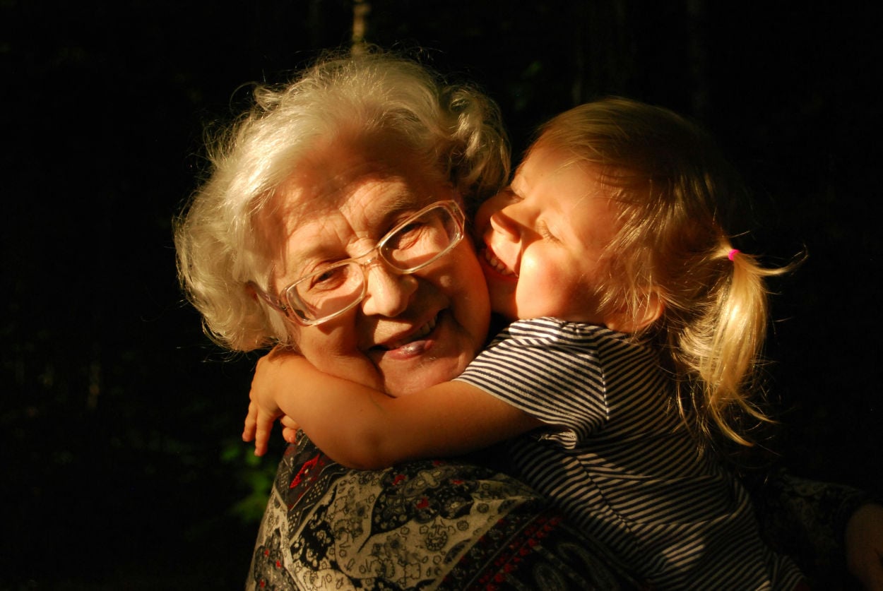 Senior européenne ajuste son bracelet de téléassistance à domicile avec bouton SOS © SeniorActu.com