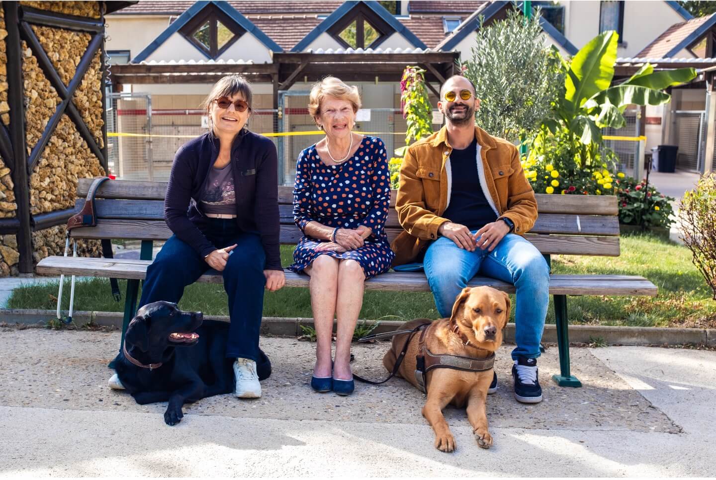 Laurence, éducatrice de chiens guides depuis 30 ans. Eliane, testatrice ayant fait un legs aux chiens guides. Frédéric, malvoyant et son chien Sherlock.