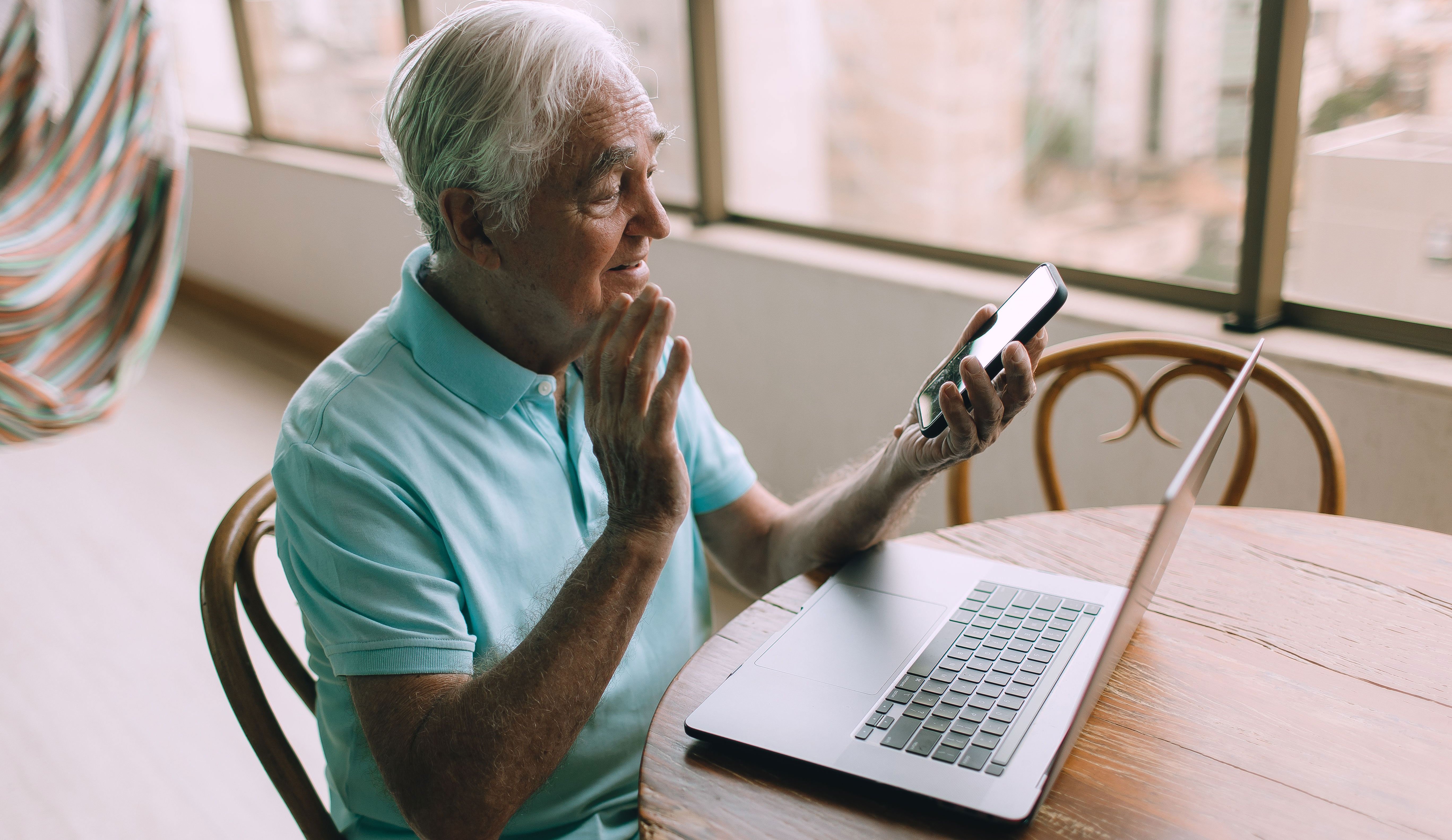 Un senior regarde les produits Apple qui pourraient l'intéresser à l'occasion du Black Friday 2026 © Pexel.com