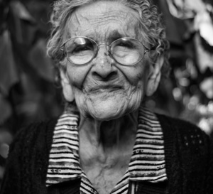 Une brochure pour lutter contre la discrimination et les difficultés d'accès aux droits des personnes âgées Une brochure pour lutter contre la discrimination et les difficultés d'accès aux droits des personnes âgées