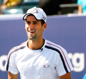 Paris : quand Novak Djokovic porte la valise d'une vieille dame...