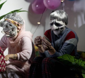 Pourquoi les vieux, qui n'ont rien à faire, traversent-ils au feu rouge ? Pièce de théâtre sur le fait de vieillir... Pourquoi les vieux, qui n'ont rien à faire, traversent-ils au feu rouge ? Pièce de théâtre sur le fait de vieillir...