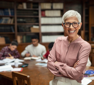 Devenir professeur particulier quand on est senior : les avantages