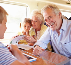 Voyager avec vos petits-enfants : quelques astuces pratiques