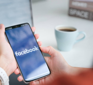 Une très large majorité des boomers possède un compte Facebook