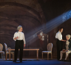 Pauvre Bitos de Jean Anouilh, au Théâtre Hébertot : cruel jeu de rôles