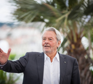 Alain Delon : la star placée sous curatelle renforcée par décision de justice Alain Delon : la star placée sous curatelle renforcée par décision de justice