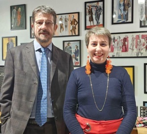 Transmission : quand un tailleur senior enseigne son métier d'art à une jeune femme pleine de talents
