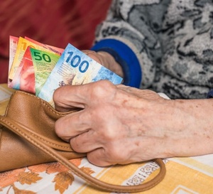 Entraide familiale et intergénérationnelle : les retraités aident moins leur famille financièrement