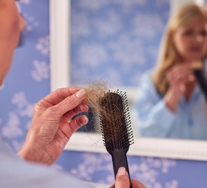 Ménopause : comment éviter les chutes et les pertes de cheveux ?