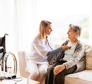 Soins à domicile : les Français les apprécient... à condition d'y avoir accès !