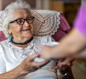 Comment trouver une aide à domicile de confiance pour seniors ?