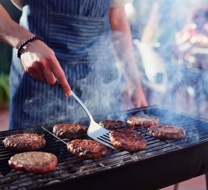 Barbecues ou planchas : tout savoir pour sécuriser les branchements électriques extérieurs cet été