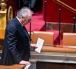 Bayrou, ministres : quels avantages à la retraite, protection et autre voiture de fonction après Matignon ?