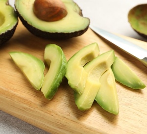 avocat à la découpe © New Africa/Shutterstock