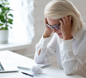 Femme exaspérée par les décisions du gouvernement © fizkes/Shutterstock