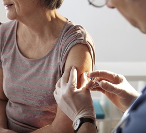 Pourquoi les vaccins fonctionnent moins bien avec l’âge : la science l’explique enfin