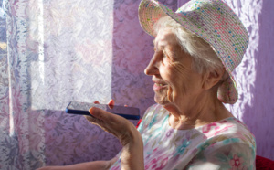 Ouna : l'assistant vocal qui facilite la vie des bénéficiaires et des proches aidants à domicile