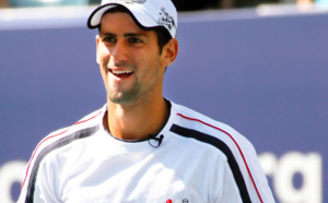 Paris : quand Novak Djokovic porte la valise d'une vieille dame...