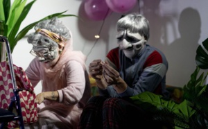 Pourquoi les vieux, qui n'ont rien à faire, traversent-ils au feu rouge ? Pièce de théâtre sur le fait de vieillir...