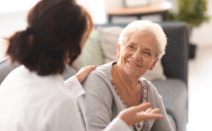 Des caractéristiques différentes entre les ainés vivant à domicile et ceux en établissement (Drees)