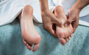 Des bienfaits de la réflexologie plantaire et palmaire en maison de retraite