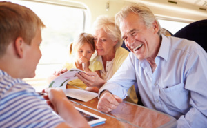 Voyager avec vos petits-enfants : quelques astuces pratiques