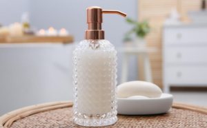 Savon solide vs. salon liquide : quel est le meilleur choix pour votre peau mature ?