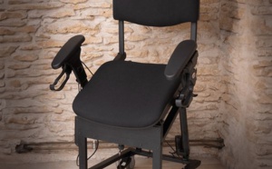 Alyzée : deux jeunes de 24 ans lancent une chaise pour se relever et s'asseoir plus facilement