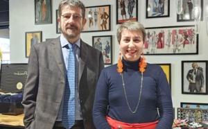 Transmission : quand un tailleur senior enseigne son métier d'art à une jeune femme pleine de talents