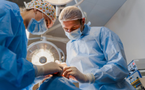 Opération des yeux et chirurgie ophtalmologique