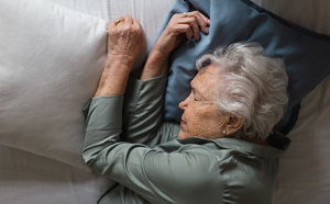 Un son doux améliorerait la qualité du sommeil des personnes atteintes d'Alzheimer