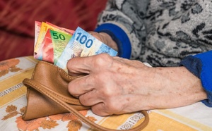 Entraide familiale et intergénérationnelle : les retraités aident moins leur famille financièrement