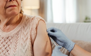 Vacciner les seniors : la France doit faire mieux selon l'Académie nationale de médecine