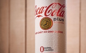 Coca-Cola Plus : pourquoi cette boisson santé, tant prisée des seniors en Asie, reste-t-elle absente du marché européen ?
