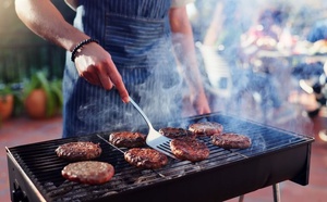Barbecues ou planchas : tout savoir pour sécuriser les branchements électriques extérieurs cet été