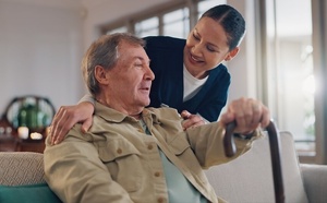 Accompagnement des seniors pendant l'été : de courts séjours en EHPAD avec Omeris