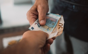 Dons d'argent aux enfants et petits-enfants : l'âge limite qui pourrait bientôt changer