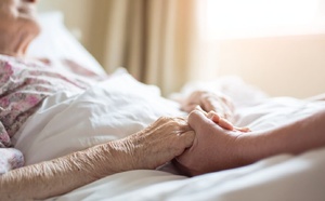 Fin de vie : le Sénat rejette l'aide à mourir, vos droits actuels restent inchangés