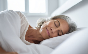 Après 60 ans, bien dormir compte plus que faire du sport : cette étude américaine va vous surprendre