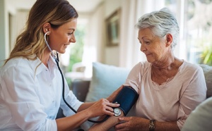 Soins des personnes âgées : ce décret qui va tout changer dans leur suivi à domicile