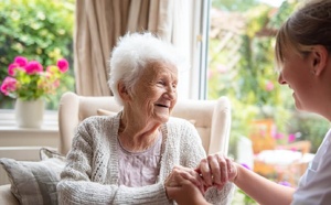 Fin de vie en EHPAD : cette expérience unique en France pourrait tout changer pour des milliers de familles