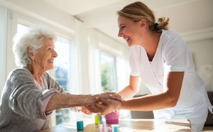 Alzheimer : l'erreur qui prive des milliers de familles d'une aide gratuite à domicile