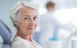 Alzheimer : cette bactérie buccale retrouvée dans 96% des cerveaux malades intrigue les chercheurs