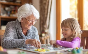 C'est confirmé : garder ses petits-enfants protège le cerveau des seniors