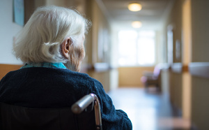 Plan grand âge : ce report qui laisse des millions de seniors sans réponse