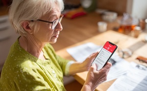 Arnaques visant les seniors en 2026 : les 8 fraudes les plus dangereuses et comment s'en protéger