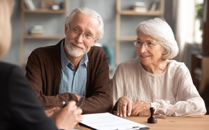 Donation de son vivant : abattements, fiscalité et stratégies selon l'âge